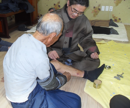 사천 명성한의원 선진마을 찾아 봉사활동 < 주요뉴스 < 사회 < 기사본문 - 뉴스사천 사천 명성한의원 선진마을 찾아 봉사활동