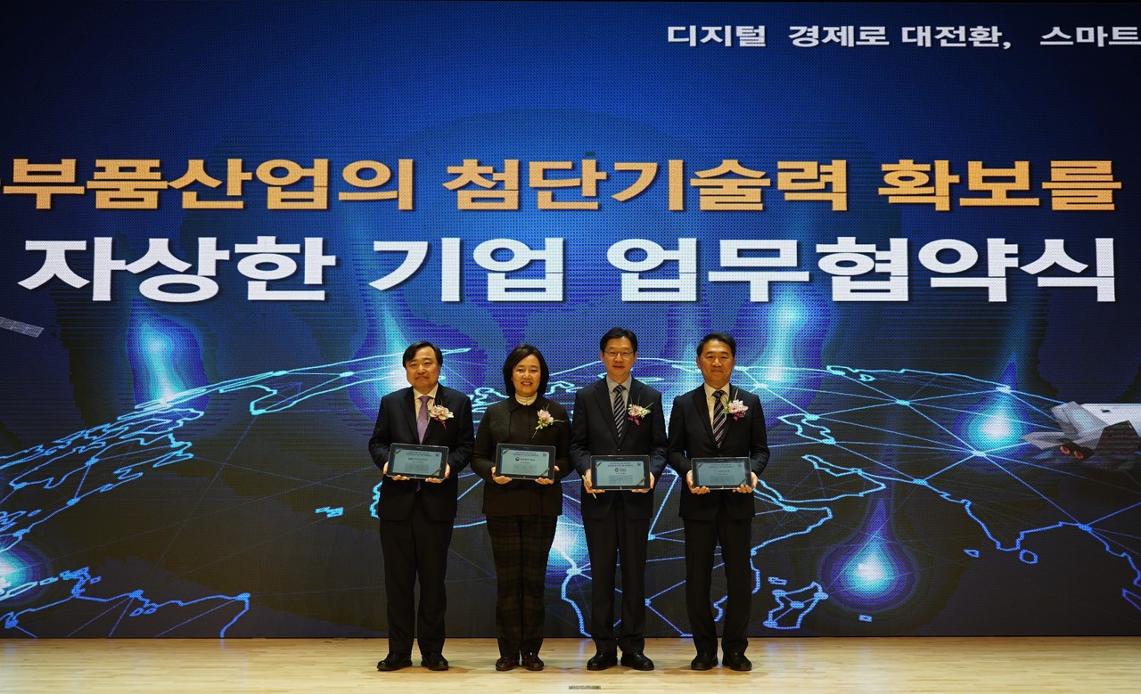 한국항공우주산업(KAI)은 3일 사천 본사에서 항공우주산업의 지속 가능한 성장을 위한 KAI 상생정책을 발표하고 ‘자상한 기업 업무 협약’을 체결했다.