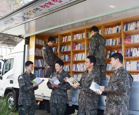 육군 제39보병사단 사천대대가 새마을문고와 연계해 이동도서관을 운영한다.(사진=39사단 사천대대)