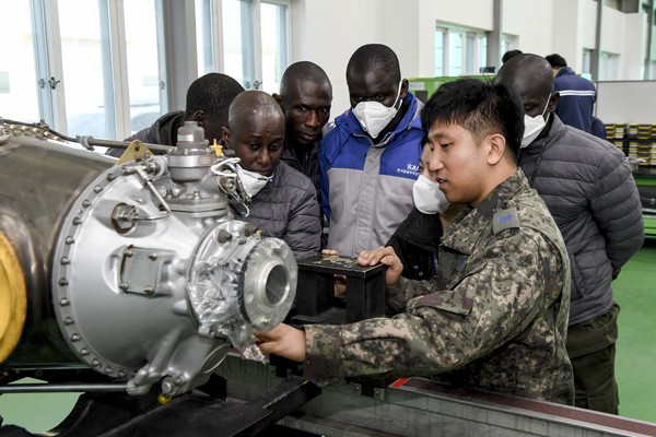 세네갈 공군 정비사들이 공군 3훈비 기관중대에서 엔진 정비 관련 교육을 받고 있다. (사진=공군 3훈비)