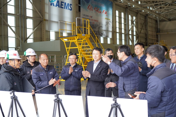 사천시 간부공무원들이 10일 한국항공서비스를 찾아 업계 애로사항을 청취했다.(사진=사천시)