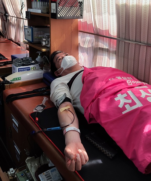 최상화 미래통합당 예비후보는 코로나19 사태 장기화로 인한 혈액 수급난 해소를 위한 사천지역 헌혈 캠페인에 동참했다고 17일 밝혔다. (사진=최상화 선거사무소)