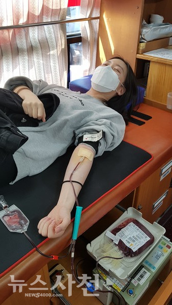 헌혈캠페인에 참여한 본지 기자. 첫 헌혈은 따끔한만큼 뿌듯했다.