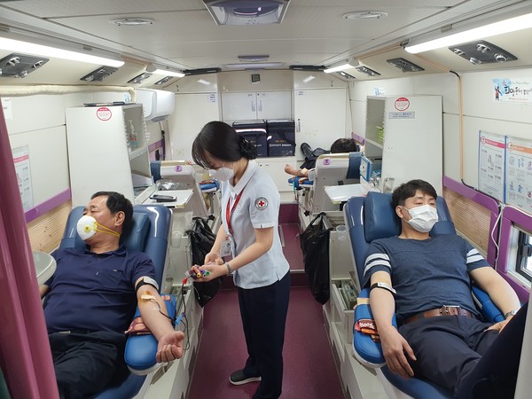 한국남동발전(주)삼천포화력발전본부 등 협력업체 직원들의 헌혈 모습.