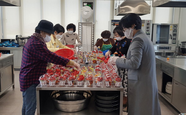 사천시여성단체협의회가 3월 23일 지역아동센터에 과일을 기부했다.(사진=사천시)