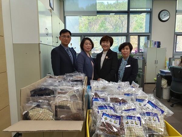 사천시자원봉사단체협의회가 3월 24일 취약계층에 코로나19 예방 안심키트 200개를 전달했다.(사진=사천시)