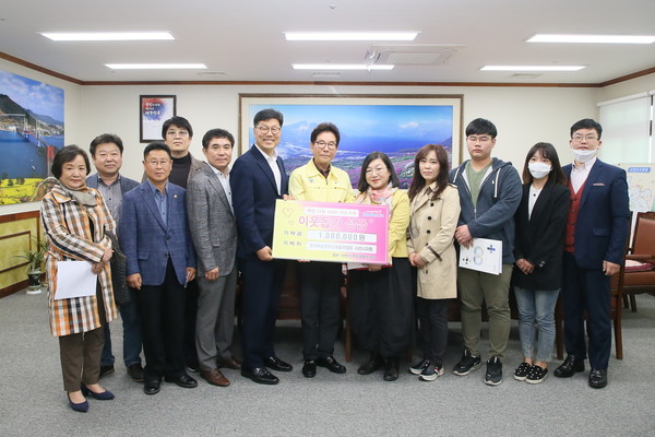 한국예총 사천지회가 사천시에 코로나19 극복을 위한 성금 1백만 원을 전달했다. (사진=사천시)