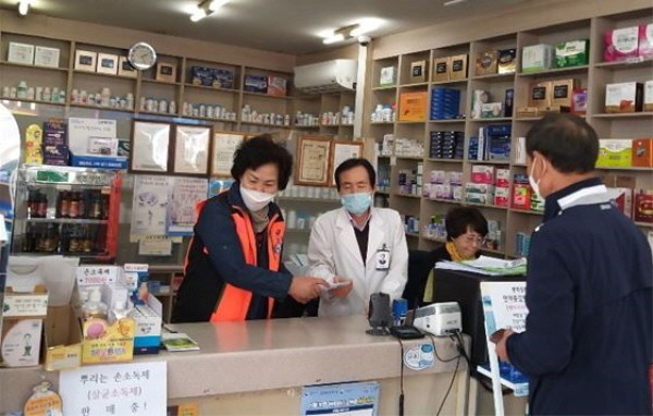 사천소방서 의용소방대가 4월 한 달간 사천 지역 8개 약국 공적 마스크 판매를 돕는다.(사진=사천소방서)
