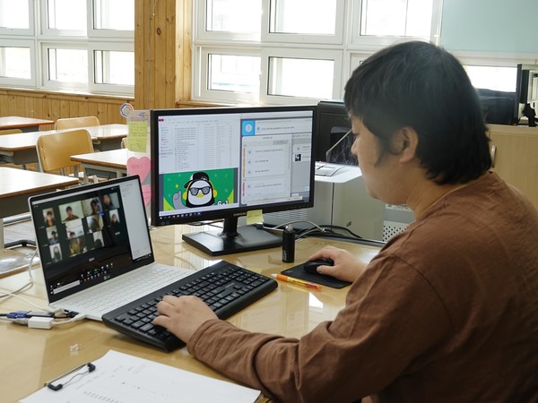 온라인 개학을 앞두고 4월 3일 삼천포초등학교 서종태 교사가 실시간 쌍방향 시범 수업을 진행하고 있다.(사진=삼천포초등학교)