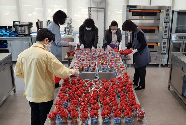 사천시 여성봉사단체 철쭉회가 4월 6일 지역아동센터에 과일을 전달했다.(사진=사천시)