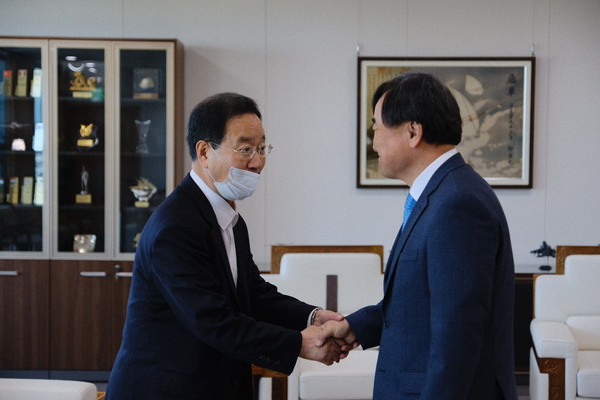 하영제 미래통합당 후보가 8일 한국항공우주산업(KAI)를 방문해 안현호 사장을 면담하고, 항공MRO를 비롯한 항공산업 협력 방안을 논의했다고 밝혔다.  (사진=하영제 선거사무소)