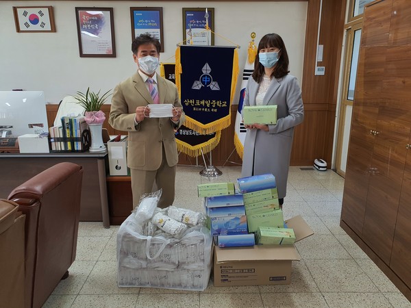 삼천포제일중학교 졸업생 강성훈 씨가 4월 13일 모교를 찾아 마스크와 장갑 등 방역물품을 기부했다. (사진=삼천포제일중)