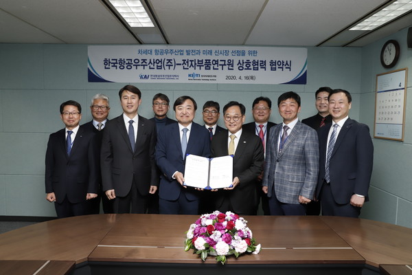 한국항공우주산업㈜(KAI)와 전자부품연구원(KETI)이 16일 KAI 서울사무소에서 ‘항공우주산업 발전을 위한 상호협력에 관한 업무협약’을 체결했다. (사진=KAI)