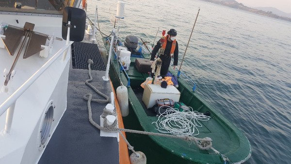 통영해경이 삼천포대교 인근 기관고장 선박을 구조했다. (사진=통영해경)