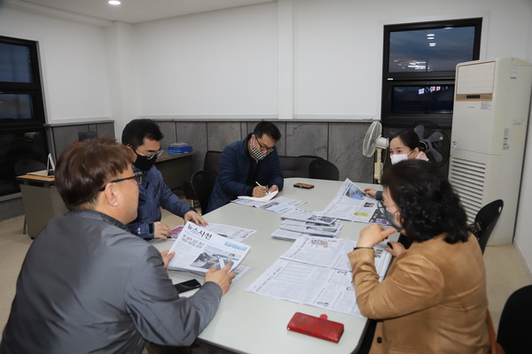 3월 독자위원회 모임이 지난 31일 저녁 뉴스사천 1층 복합문화공간 ‘담다’에서 열렸다.