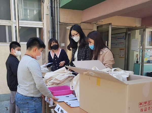 4월 28일 문선초등학교 급식소 앞에서 교사들이 학습꾸러미를 배부하고 있다.(사진=문선초)
