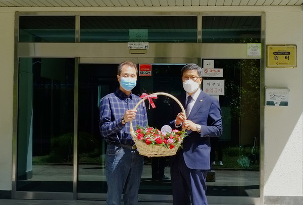 사천교육청 다솜회가 5월 7일 삼소원을 방문해 과일과 카네이션을 전달했다.(사진=사천교육청)