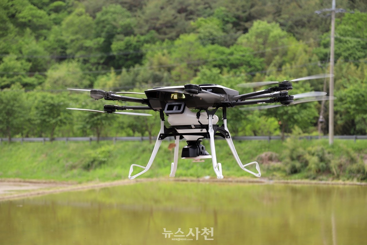사천시농업기술센터는 14일 드론(농업용 멀티콥터)을 활용한 볍씨 뿌리기와 방제 시범을 보였다.기술 등