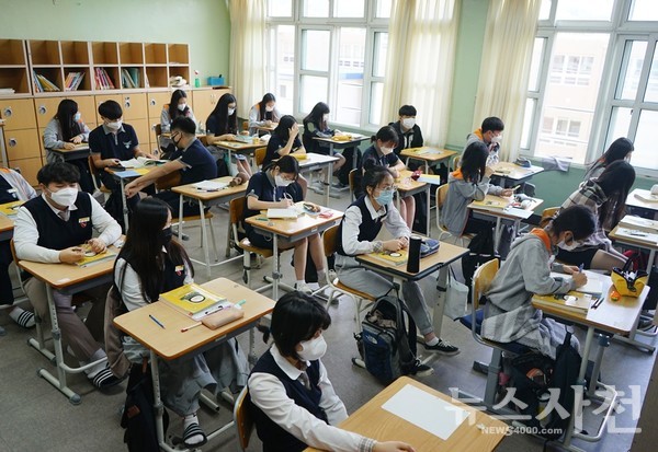 사천 용남고등학교 고3 학생들이 거리두기를 위해 시험 대형으로 떨어져 앉아 수업을 듣고 있다.