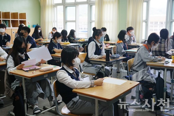 고3 등교 첫날인 5월 20일 학교 풍경. 사진은 마스크를 쓰고 수업 중인 용남고등학교 학생들 모습.