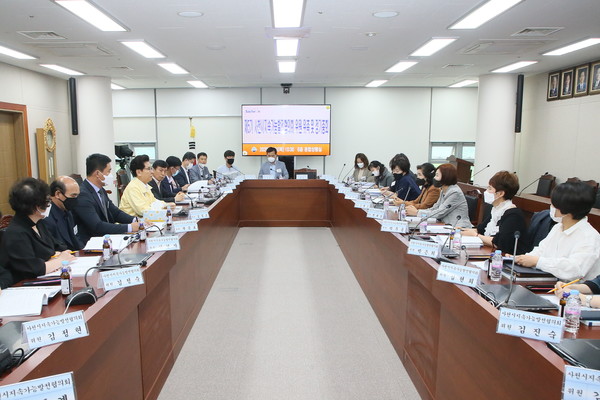 제5기 사천시지속가능발전협의회 정기총회가 지난 21일 사천시청 종합상황실에서 열렸다.