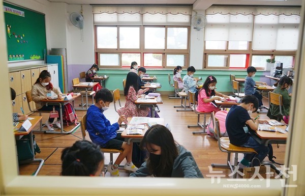 [뉴스사천=고해린 기자] '초등학생들 교실 속 거리두기'
