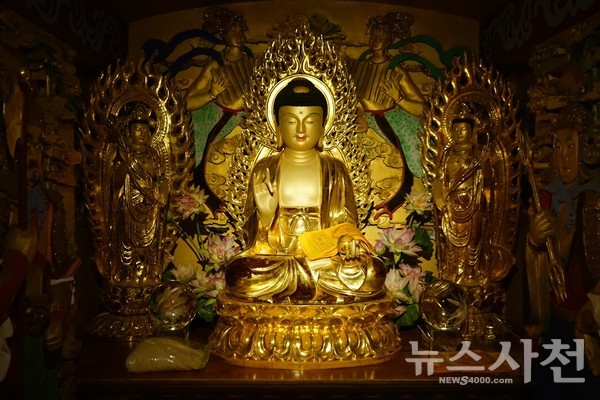 '부처님의 자비로운 미소' 와룡산 백천사에 있는 길이 13m, 높이 3m 약사와불 안의 몸 속 법당에 모셔진 부처님 불상.