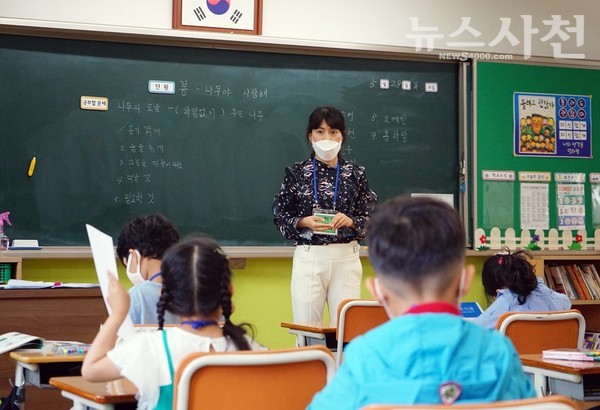 5월 28일 오전 삼성초등학교 1학년 교실에서 마스크를 착용한 학생이 선생님에게 질문을 하는 모습.