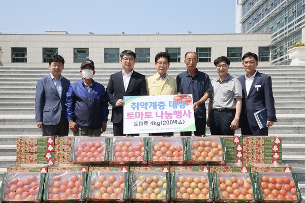사천시 3개(삼천포, 용현, 곤양 무고) 농협 공선출하회는 8일 사천시청에서 ‘소외 계층을 위한 토마토 나눔행사’를 가졌다.(사진=사천시)