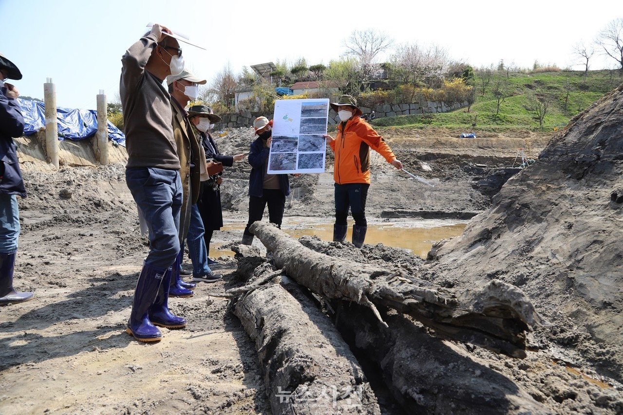 성방리 양수장에서 경남문화재 위원들이 현장 자문을 하고 있는 모습. 
