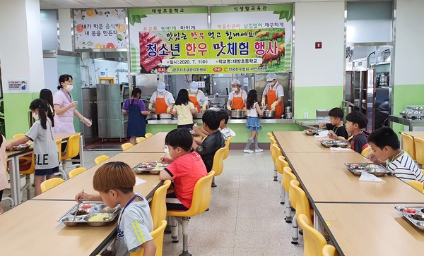 7월 1일 한우 맛 체험 행사에서 한우를 시식하고 있는 학생들.(사진=대방초)