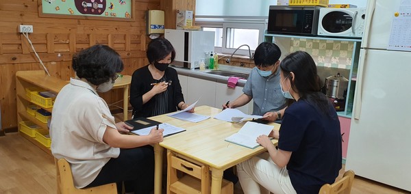 사천교육지원청이 삼천포초등학교 병설유치원에서 상담을 진행하는 모습.(사진=사천교육청).
