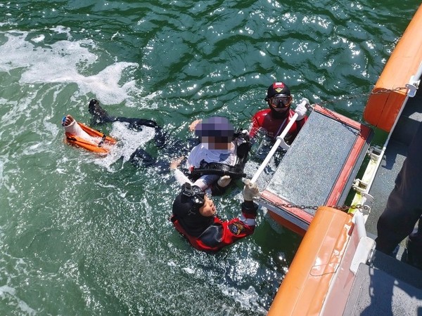 통영해양경찰서는 16일 오후 사천 신수도에서 트레킹중 절벽 아래로 추락한 A씨(62년생, 남, 대구 거주)를 구조했다고 밝혔다. (사진=통영해경)