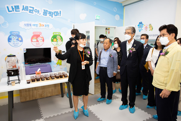 7월 23일 열린 사천시어린이급식관리지원센터 개소식 모습.(사진=경남과기대)