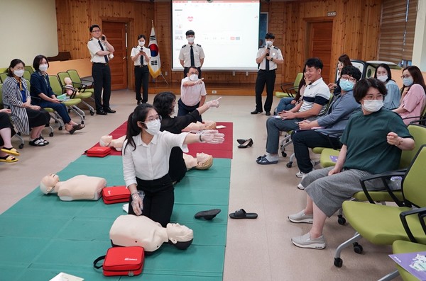 29일 사천교육청 직원들이 심폐소생술을 실습하고 있다.(사진=사천교육청)