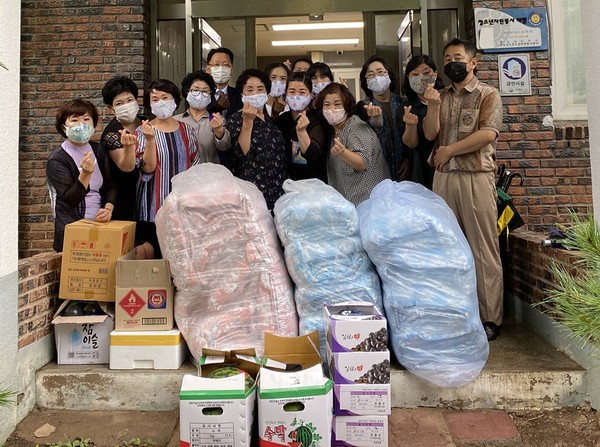 벌용동자원봉사회가 7월 29일 사천읍에 있는 신애원을 방문해 생필품을 전달했다.(사진=사천시)
