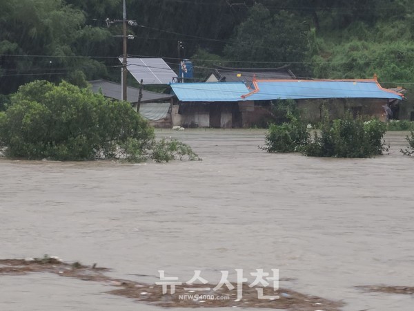 사천시 축동면 용수마을 등 남강댐 방류구와 가까운 마을들의 침수피해가 속출하고 있다. 