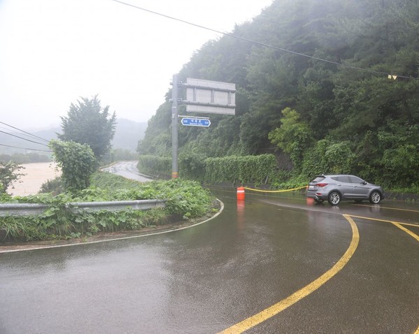 남강댐 홍수방류로 사천시 도로 곳곳의 차량 통행이 통제됐다. 