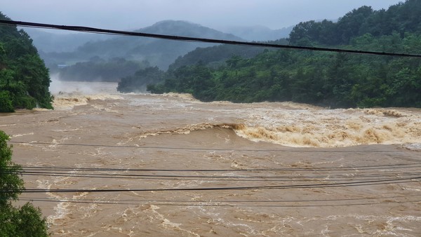 8일 오전부터 초당 5400톤이 넘는 남강댐 물이 사천만 방면으로 방류되고 있다. 사진은 사천시 축동면 가화교 인근에서 촬영한 가화천(인공방류구) 모습. 