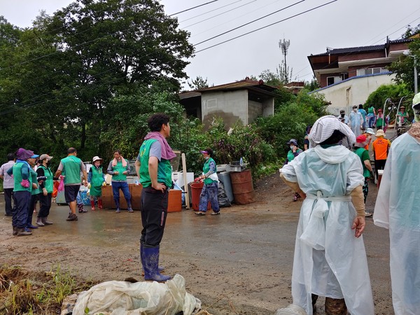 사천시새마을회가 8월 12일 집중호우로 피해를 입은 축동면 용수마을, 관동마을 일원에서 수해 복구에 나섰다.