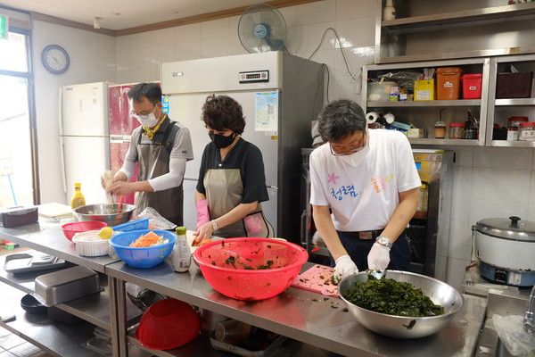 18일 사천교육지원청 다솜회 회원들과 김법곤 사천교육장(사진 오른쪽)이 장애 학생을 위한 급식에 쓰일 음식을 조리하고 있다. (사진=사천교육청)
