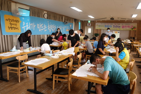 18일 사천 열린학교에서 진행된 청렴티셔츠 만들기 행사 모습.(사진=사천교육청)