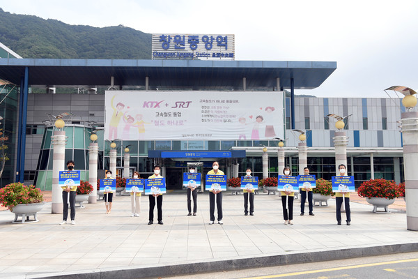 도의회 문화복지위원회가 지난 1일 코로나19 사회적 거리두기 캠페인을 펼쳤다. (사진=도의회)