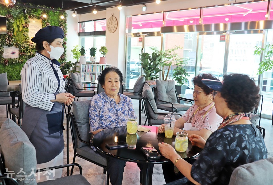김경자 바리스타가 ‘바다마실 Cafe온’을 찾은 손님들에게 카페 공간에 대해 설명하고 있다.