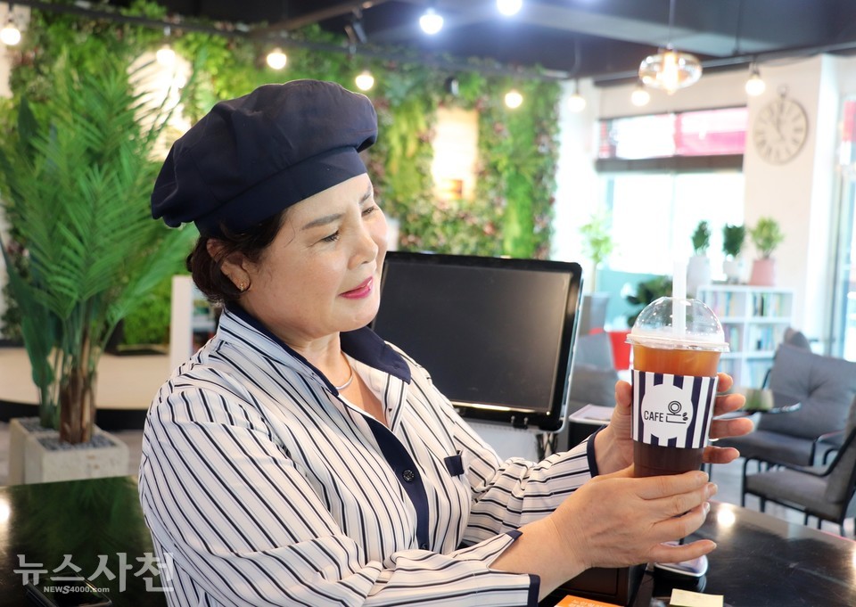 직접 내린 커피를 들고 있는 김경자 바리스타.