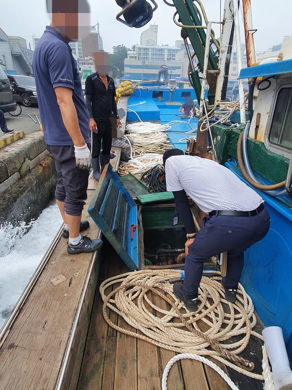 통영해경이 해양오염사고 예방을 위해 관내 어선 오염물질 처리실태를 점검하고 있다. (사진=통영해경)