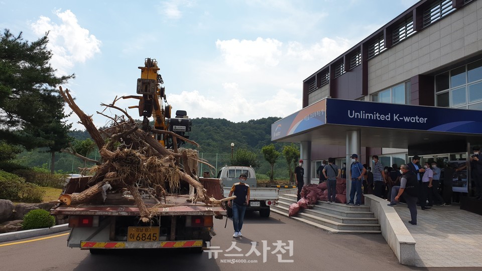 삼천포죽방렴자율관리공동체(회장 전태곤) 어민들이 10일 오후 한국수자원공사 남강댐지사를 항의방문했다.
