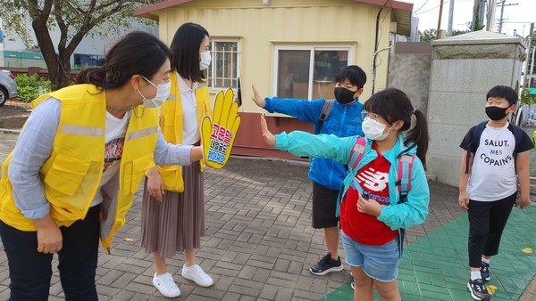 대방초등학교가 9월 22일 등굣길 학교 정문에서 ‘학교폭력 멈춰’ 캠페인을 펼쳤다.(사진=대방초)