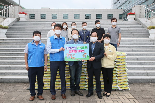 한국항공우주산업(KAI)이 9월 22일 코로나19로 어려움을 겪고 있는 아동들을 위해 사랑의 백미를 전달했다.(사진=사천시)