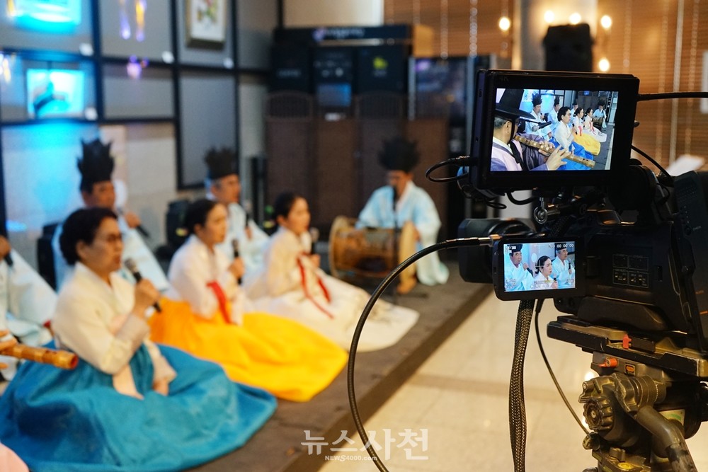 4월 28일 진행된 ‘사천 집콕 콘서트’에서 무관중 공연 중인 한국전통예악총연합회 사천지부의 모습이 영상에 담겼다. 사천문화재단은 코로나19 상황에서 온라인 콘텐츠 강화에 고심하고 있다.